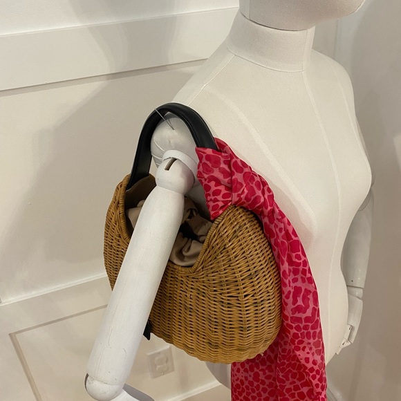 Super cute straw bag with inside ties, comes with pink scarf. - Picture 1 of 3